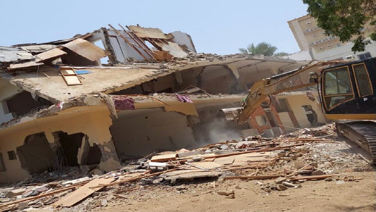 إزالة مبنى مواطن شيّده على أرض حكومية مخصصة لإنشاء حديقة في جدة