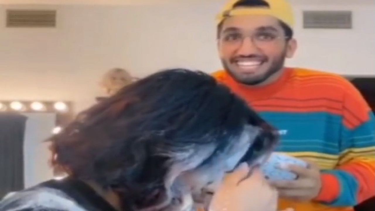 بالفيديو.. أحمد خميس يسكب طبقًا من الطحين في وجه زوجته