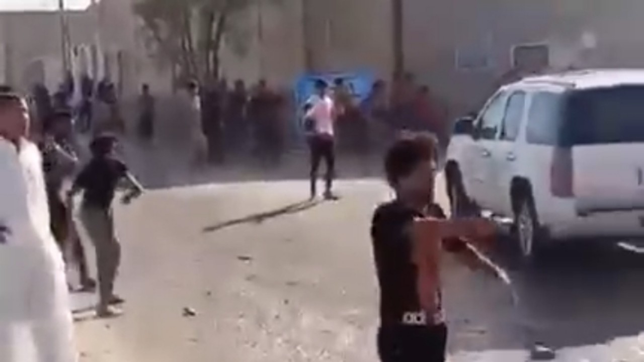 بالفيديو.. لحظة رشق رئيس الوزراء العراقي بالحجارة من المتظاهرين