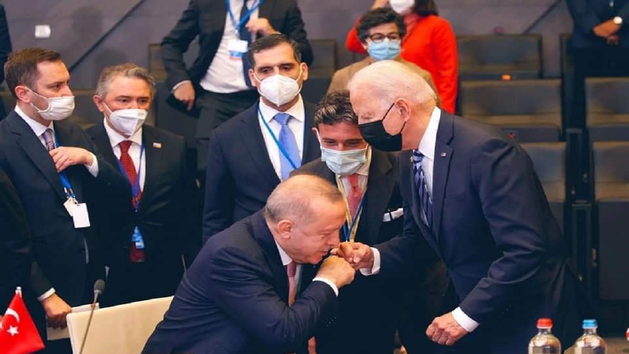 هياط أردوغان ينتهي به لتقبيل يد بايدن