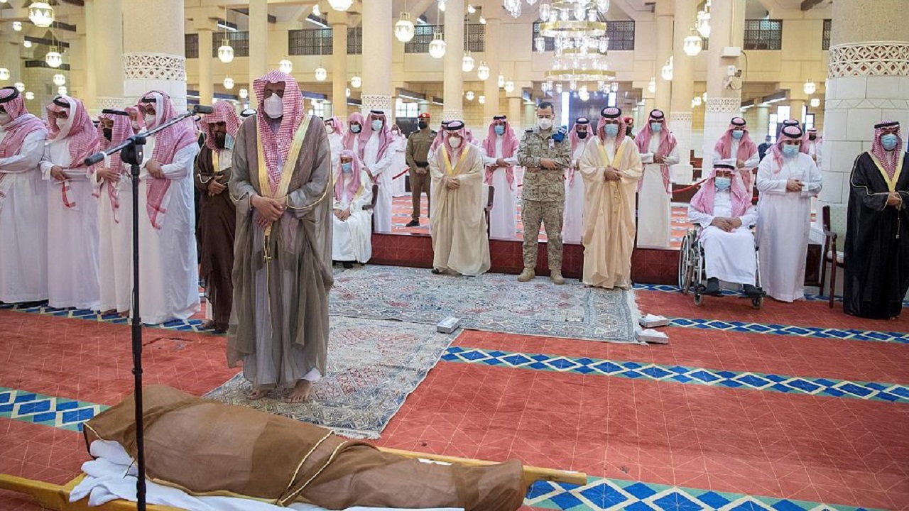 سمو أمير منطقة الرياض يؤدي صلاة الميت على اللواء السديري “صور”