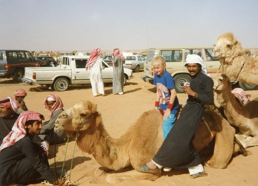 طفلة أجنبية تركب الجمال في الرياض عام 1988