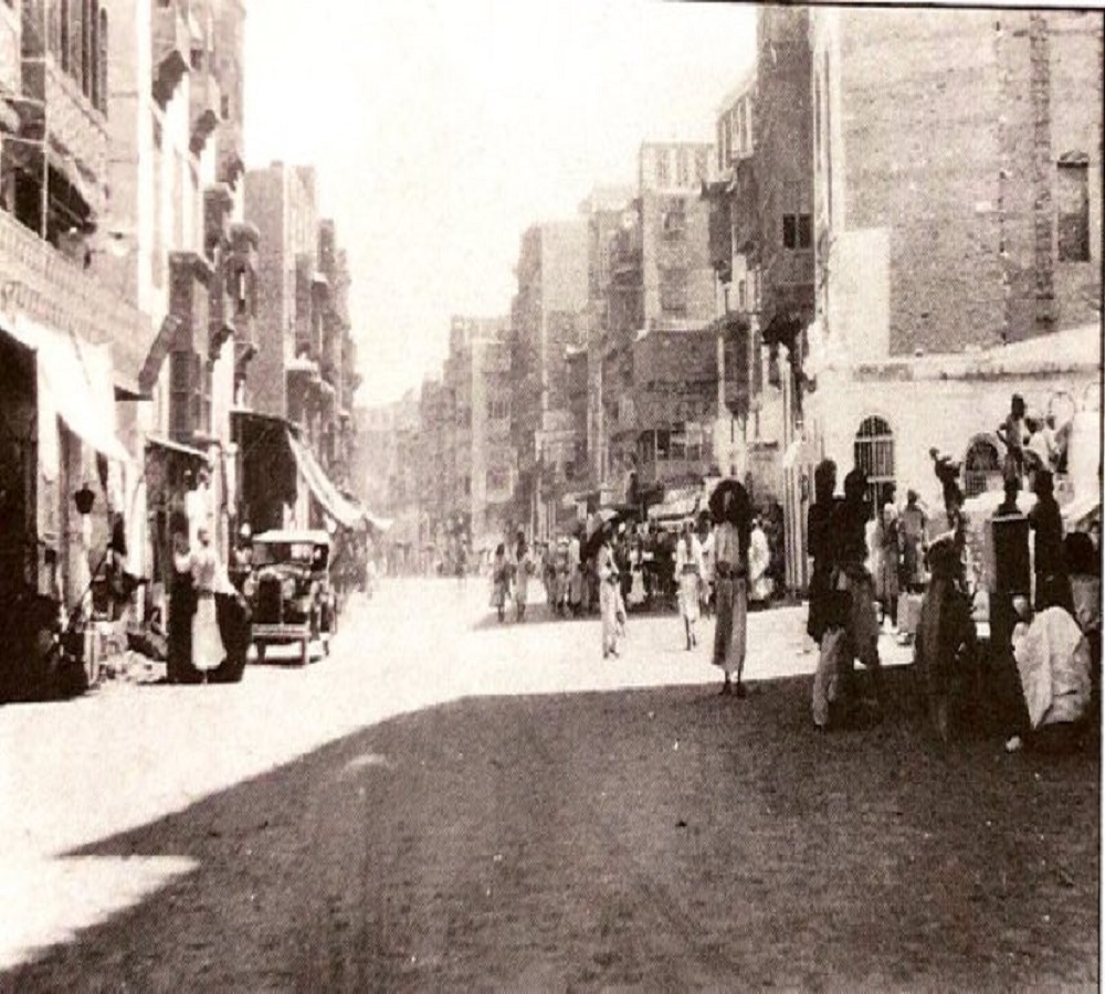 صورة نادرة لأحد الشوارع في مكة المكرمة قبل 90 عام