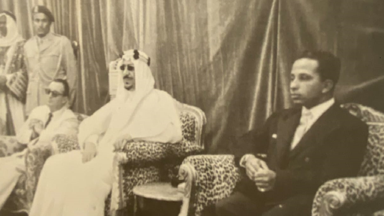 صورة “نادرة” تجمع الملك سعود وفيصل الثاني ملك العراق