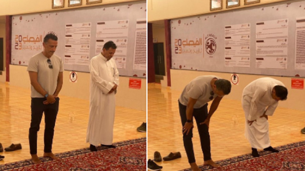 بالصور.. &#8220;شاموسكا&#8221; يؤدي الصلاة مع رئيس نادي الفيصلي
