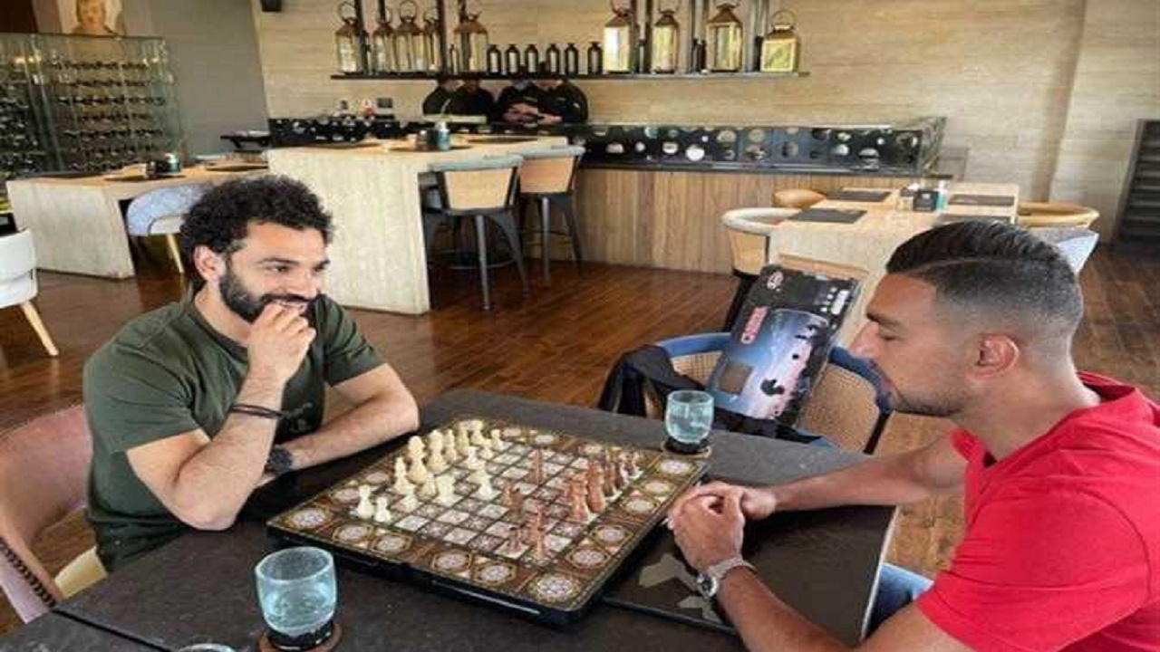 بالفيديو.. محمد صلاح يسخر من &#8220;كوكا&#8221; بسبب الشطرنج