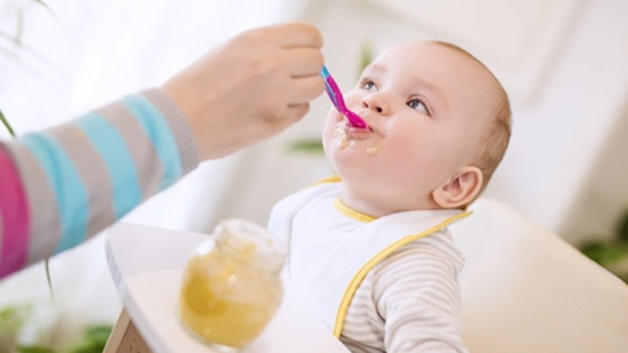 6 نصائح للحفاظ على سلامة طعام الرضع وصغار الأطفال