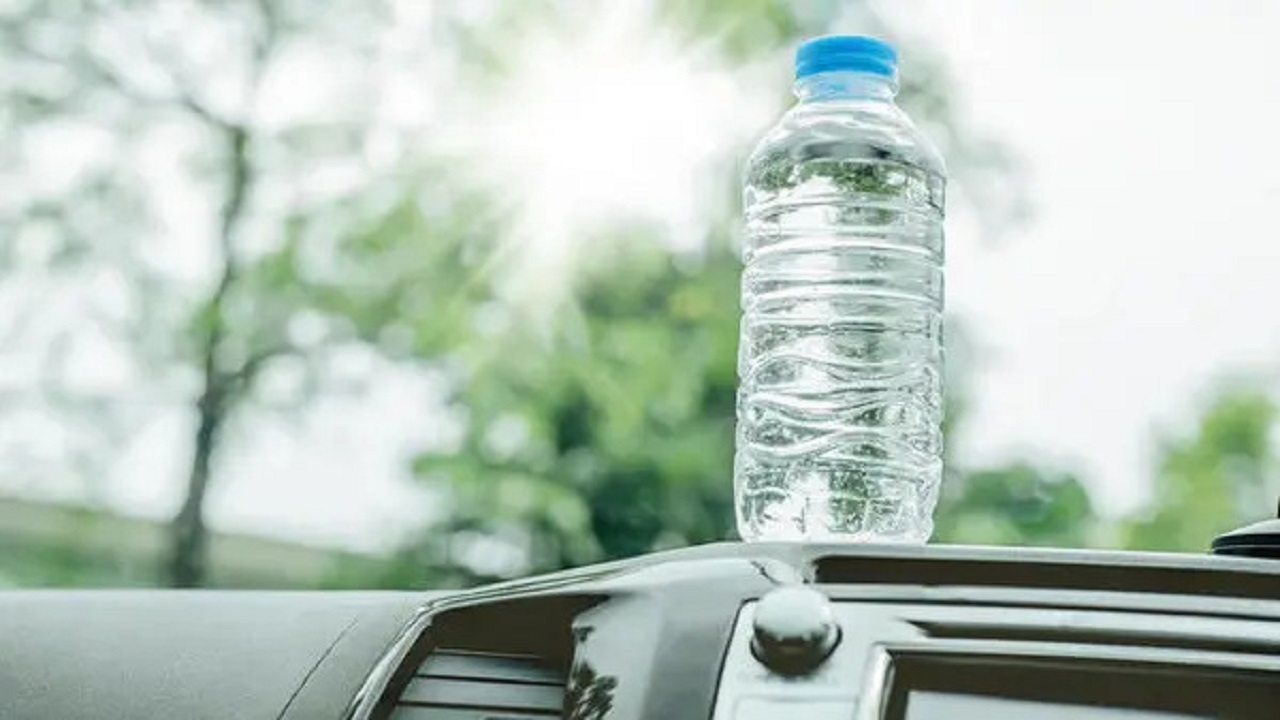 بالفيديو .. باحث يحذر: وضع المياه في قارورة بلاستيكية بالسيارة له مخاطر عالية