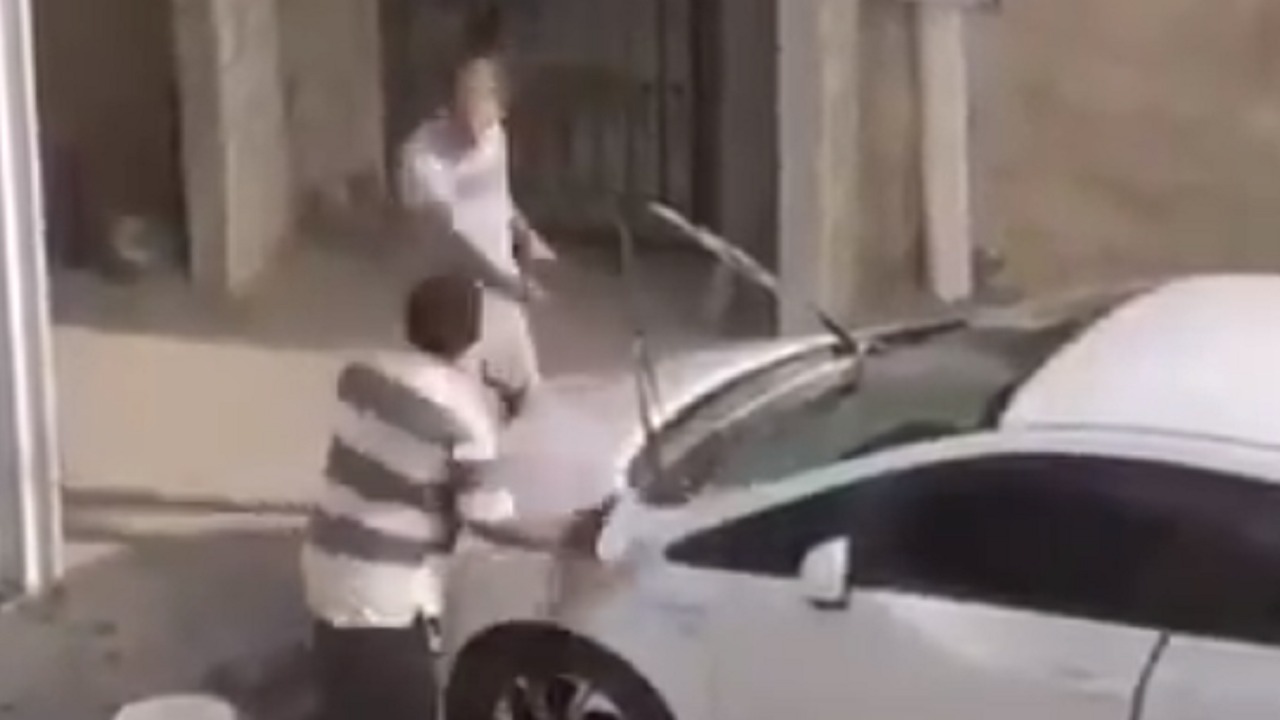 بالفيديو.. بحريني يعتدي على وافد بالضرب والإهانة أثناء عمله