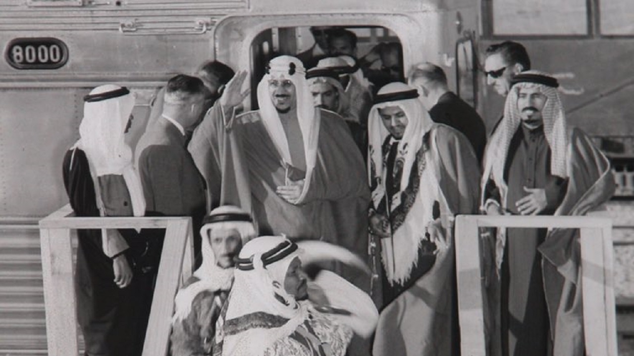 صورة تاريخية ‏للملك سعود بن عبدالعزيز أثناء افتتاحه التوسعة الجديدة لميناء الدمام