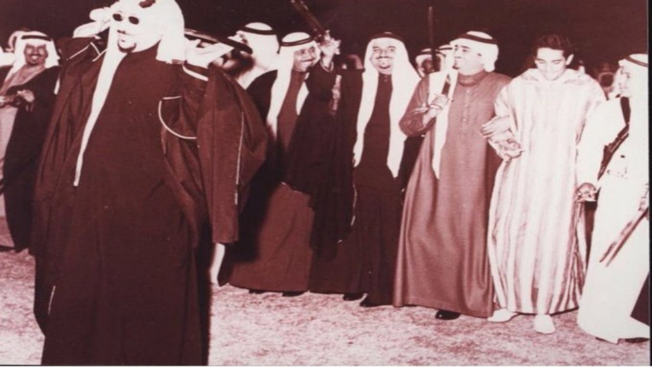 صورة نادرة للملك سعود يتقدم فيها الأمراء أثناء أداء العرضة النجدية