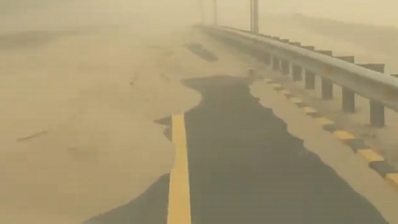 بالفيديو .. &#8220;الغبار&#8221; يدفن طريق بالرمال ويعرقل السير بطرق أخرى في الكويت