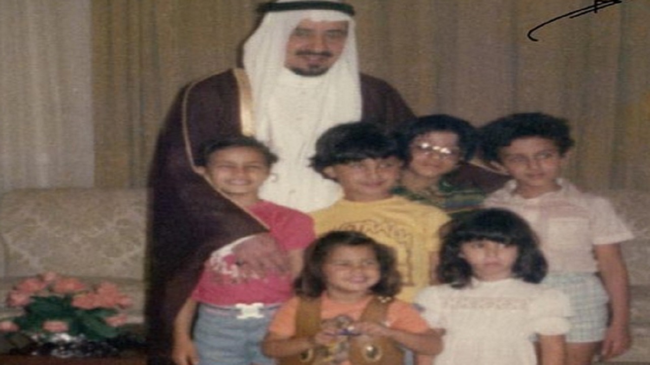 صورة نادرة للملك خالد مع أحفاده