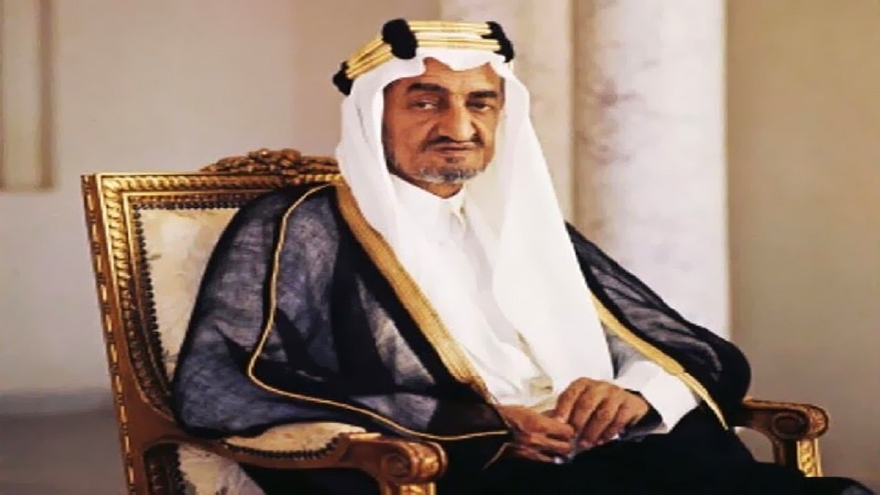فيديو نادر.. الملك فيصل يلقن الإعلام درسًا قاسيًا
