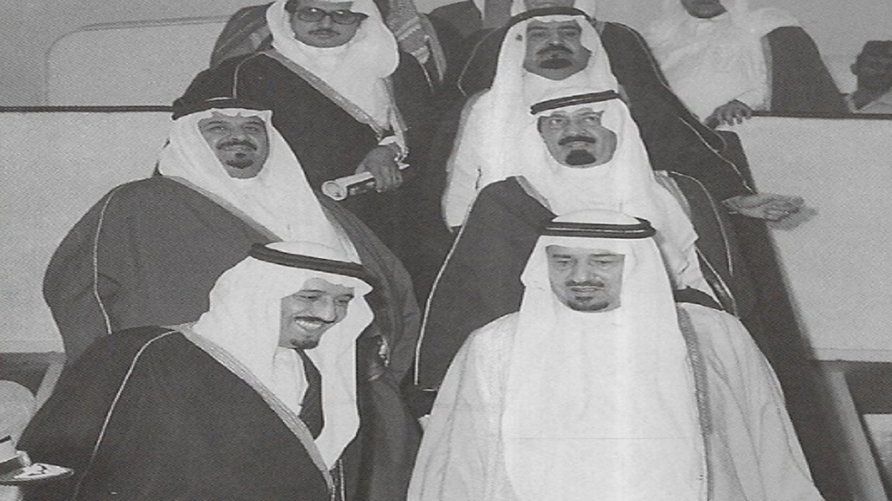 لحظة وصول الملك خالد للرياض واستقبال الملك سلمان له أثناء توليه إمارة الرياض (صورة)