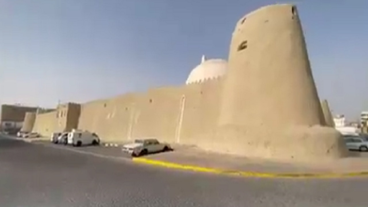 بالفيديو .. قصة بناء قصر السراج التاريخي أشهر قصور الأحساء