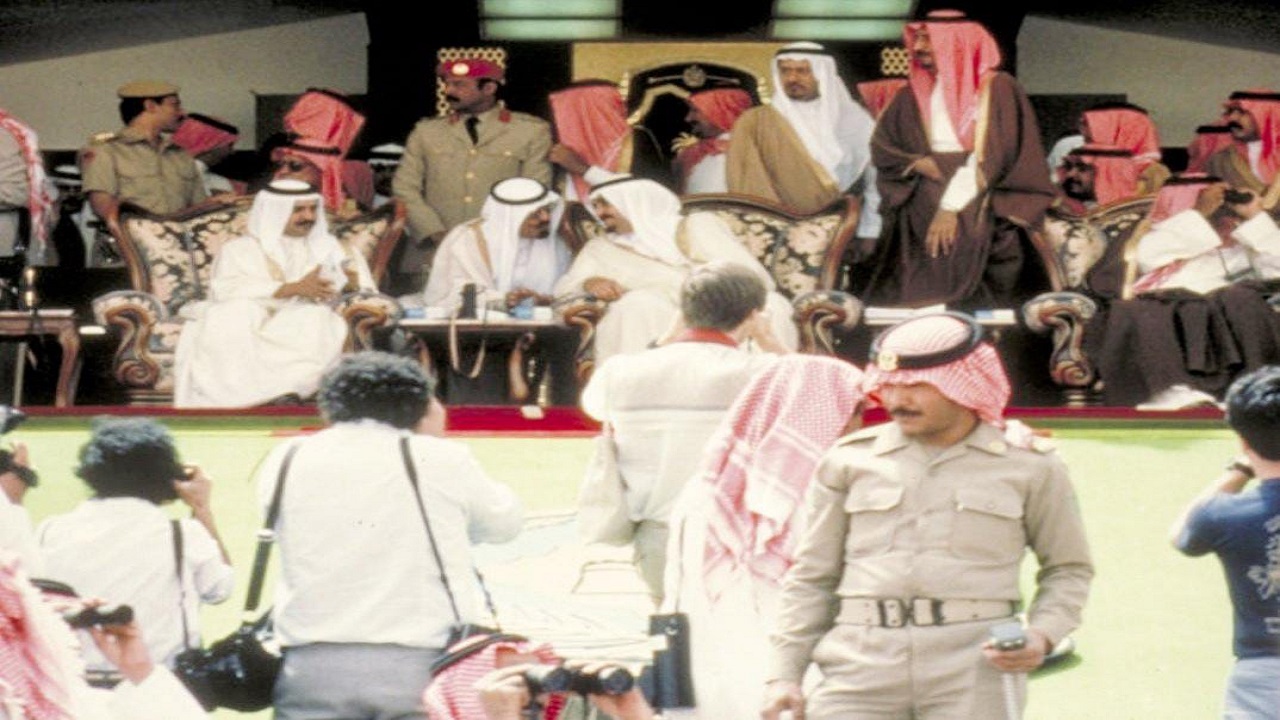 صورة نادرة للملك فهد والملك حمد بن عيسى في مهرجان الجنادرية قبل 34 عام