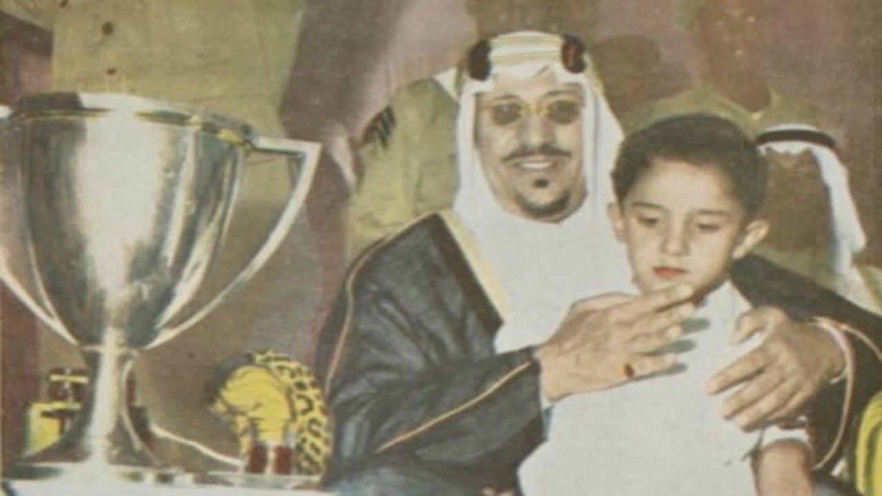 صورة نادرة للملك سعود محتضنًا حفيده الأمير خالد