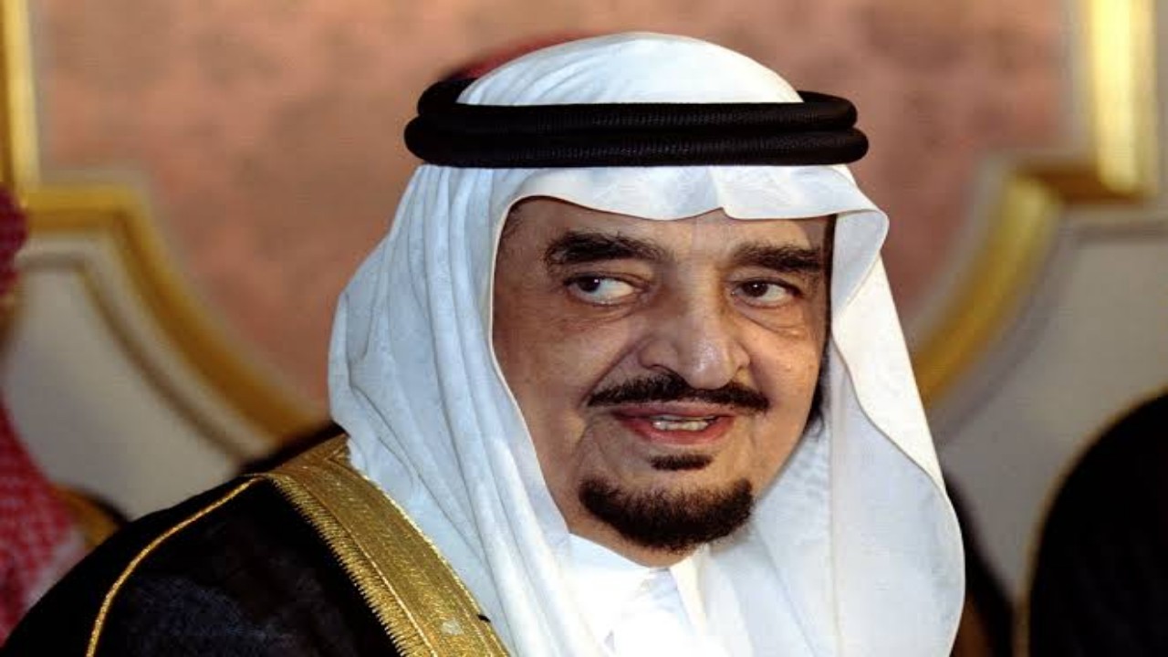 فيديو طريف للملك فهد وهو يتحدث عن رحلة وزير الإعلام