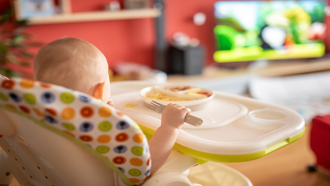 مشاهدة التلفاز أثناء تناول الوجبات يؤثر على قدرات الطفل اللغوية