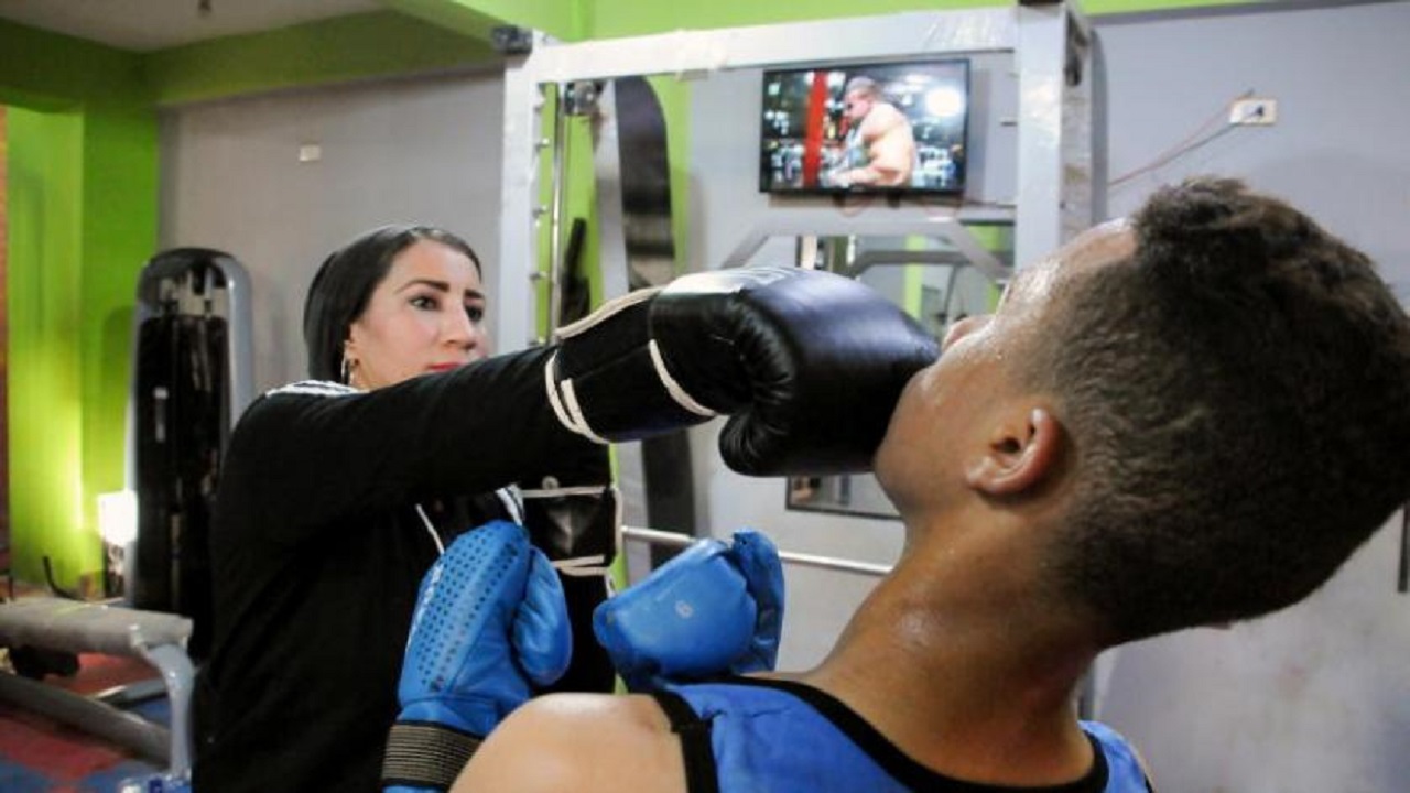 ثلاثينية تدرب الشبان على الملاكمة في صعيد مصر