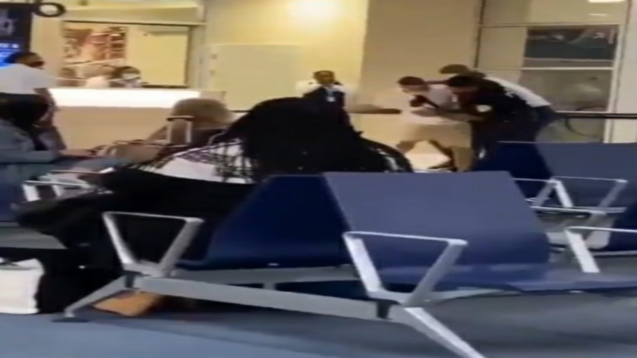 مغني الراب &#8220;يوسيلفيو&#8221; يتلقى صفعة قوية من شرطي بمطار في هولندا &#8220;فيديو&#8221;