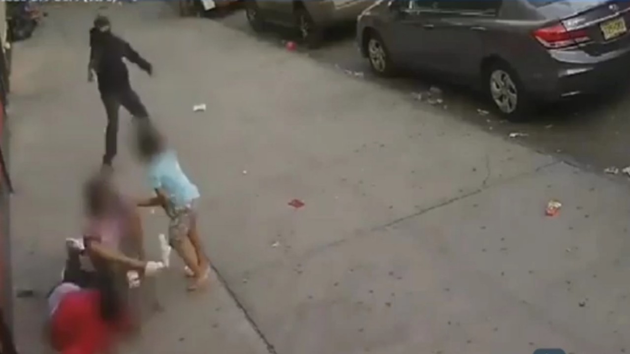بالفيديو.. طفلة تستخدم جسدها لحماية شقيقها من إطلاق نار مروع