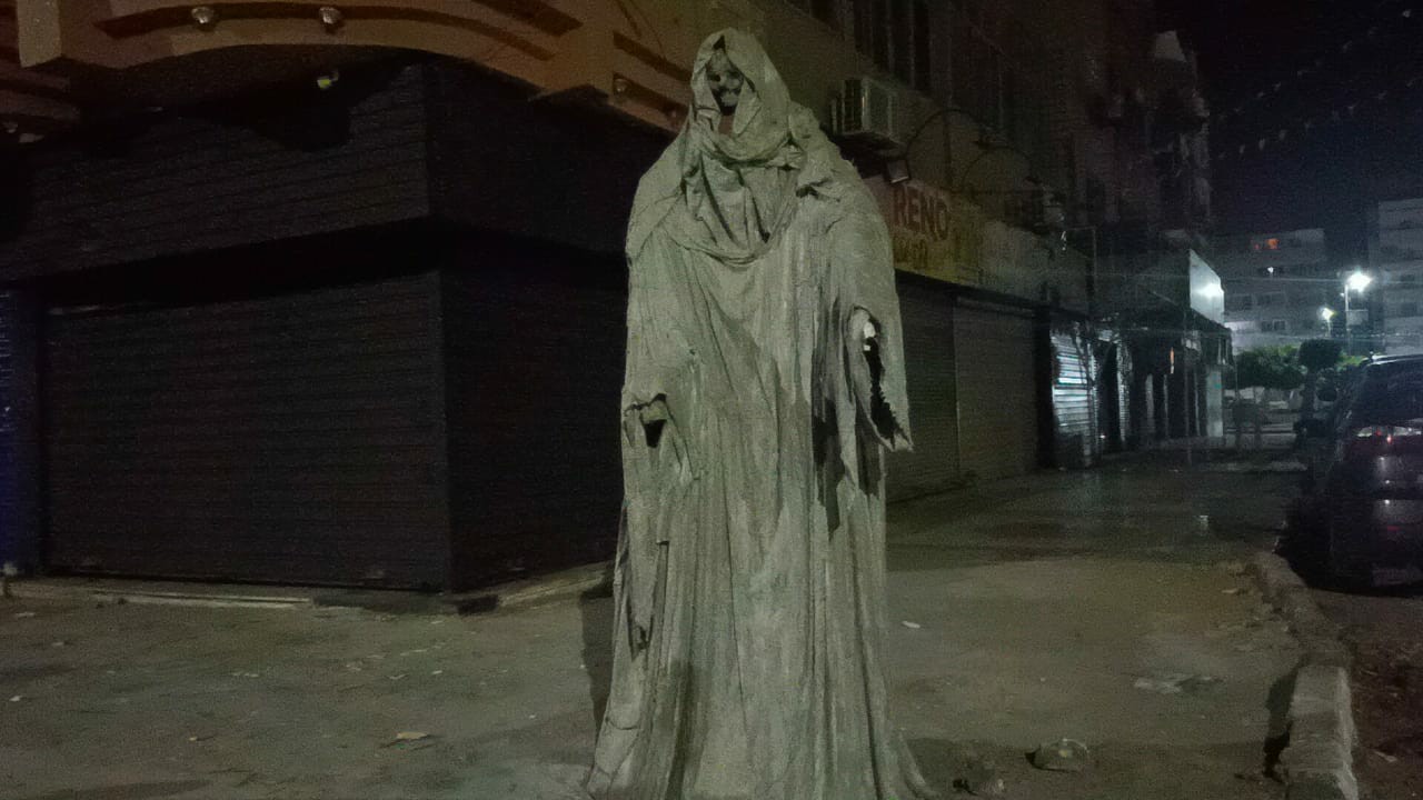 بالفيديو والصور.. ظهور تمثال &#8221; شبح الموت &#8221; في شارع عام بمصر
