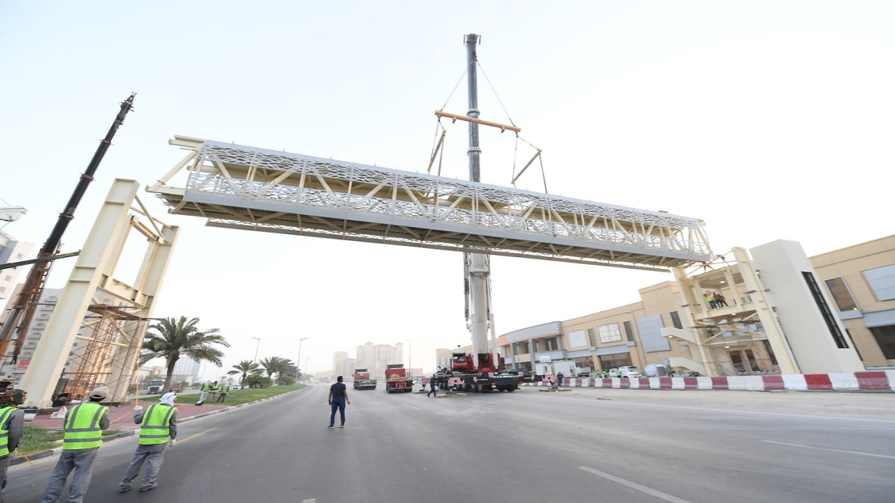 أمانة الشرقية: تركيب جسر للمشاة يربط حي الخزامى وحي الجسر بالخبر 