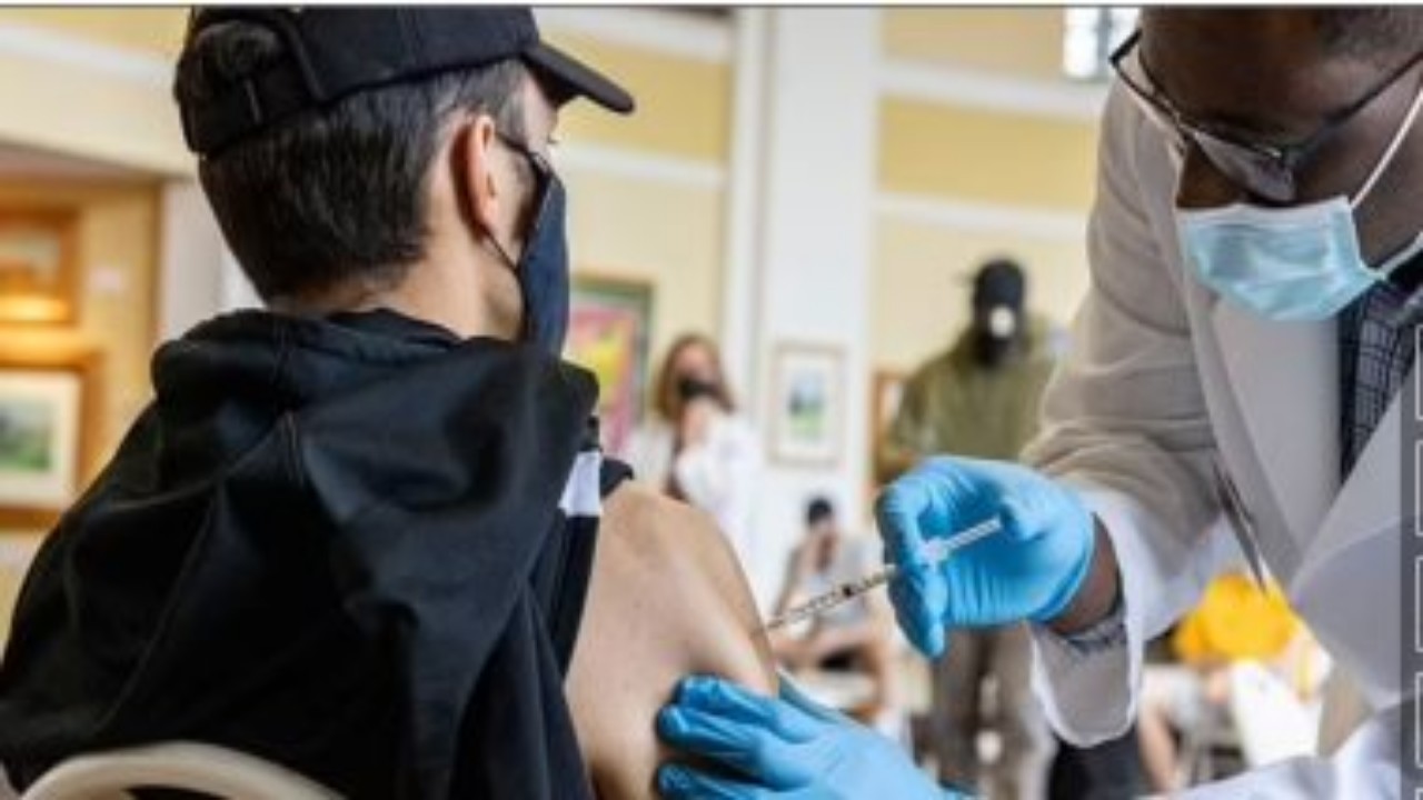 «الصحة العالمية» تطلق تحذيرًا من أخذ المسكنات قبل تلقي اللقاح