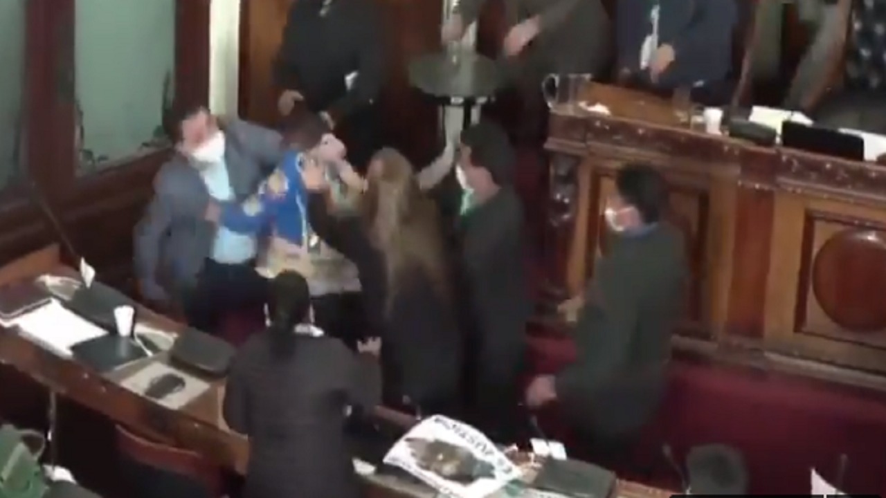 بالفيديو.. شجار عنيف في البرلمان البوليفي