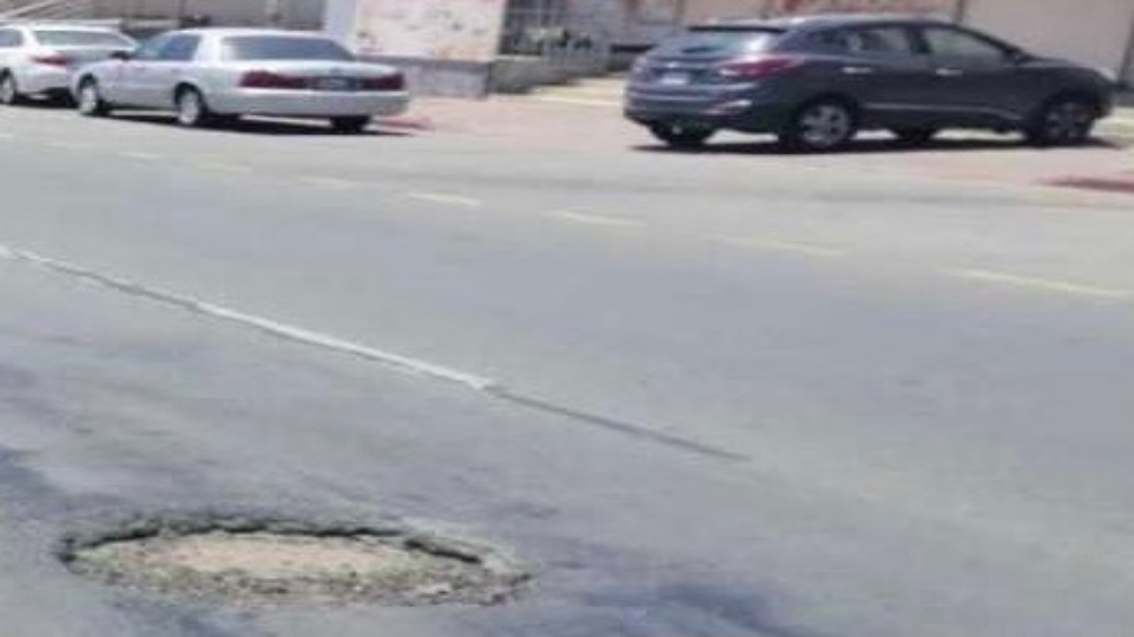 مواطن يشكو من «فتحة حديدية» تُحدث أضرارًا بالغة للسيارات في بلجرشي