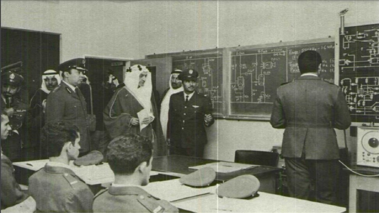 صورة نادرة لزيارة الملك فيصل لفصل تدريبي بقاعدة الظهران الجوية