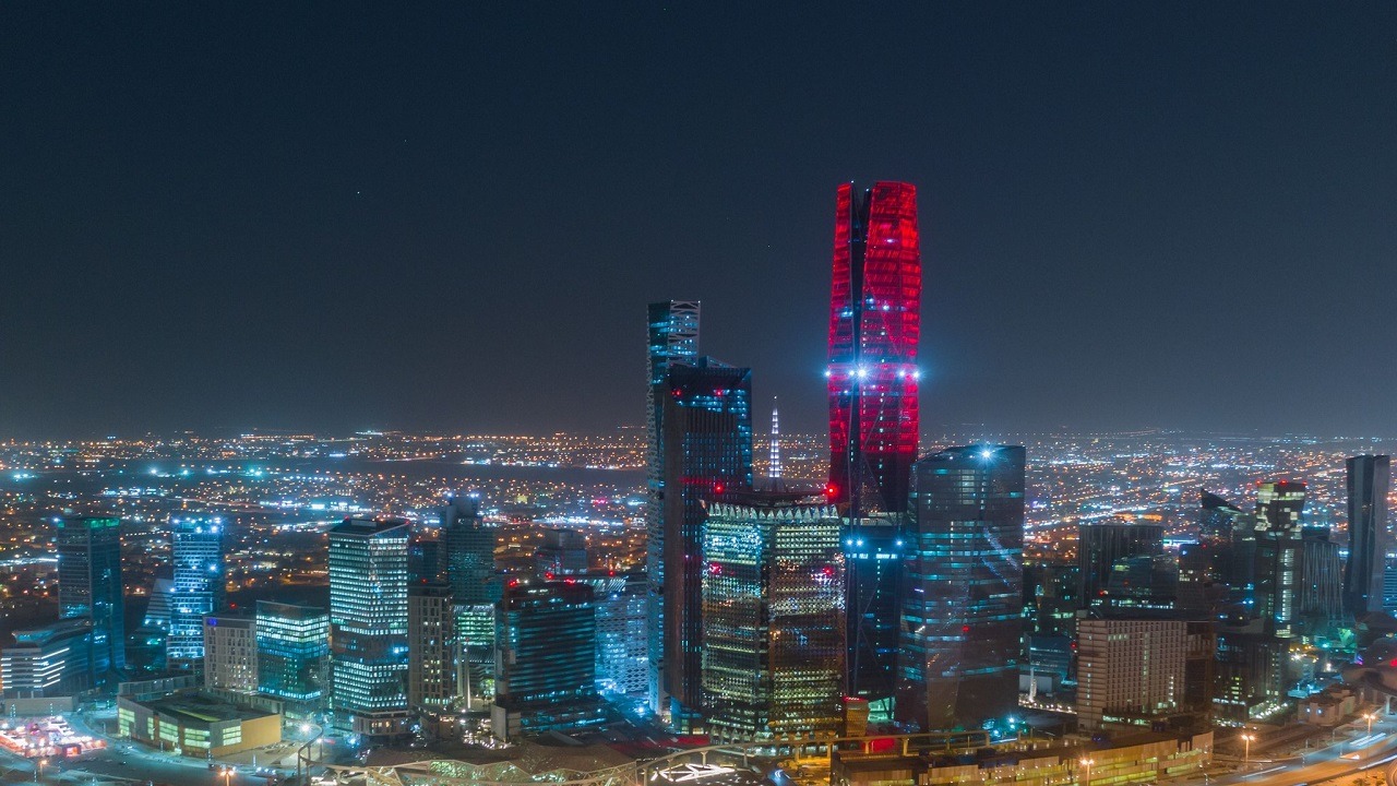 فيديو.. &#8220;الأحمر&#8221; يكسو أطول برج بمركز الملك عبدالله المالي في اليوم العالمي للتبرع بالدم