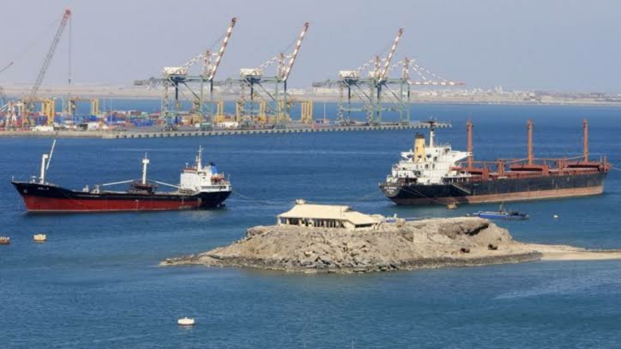 سقوط حاوية على سفينة مساعدات في ميناء الحديدة بسبب سوء الإجراءات الحوثية 
