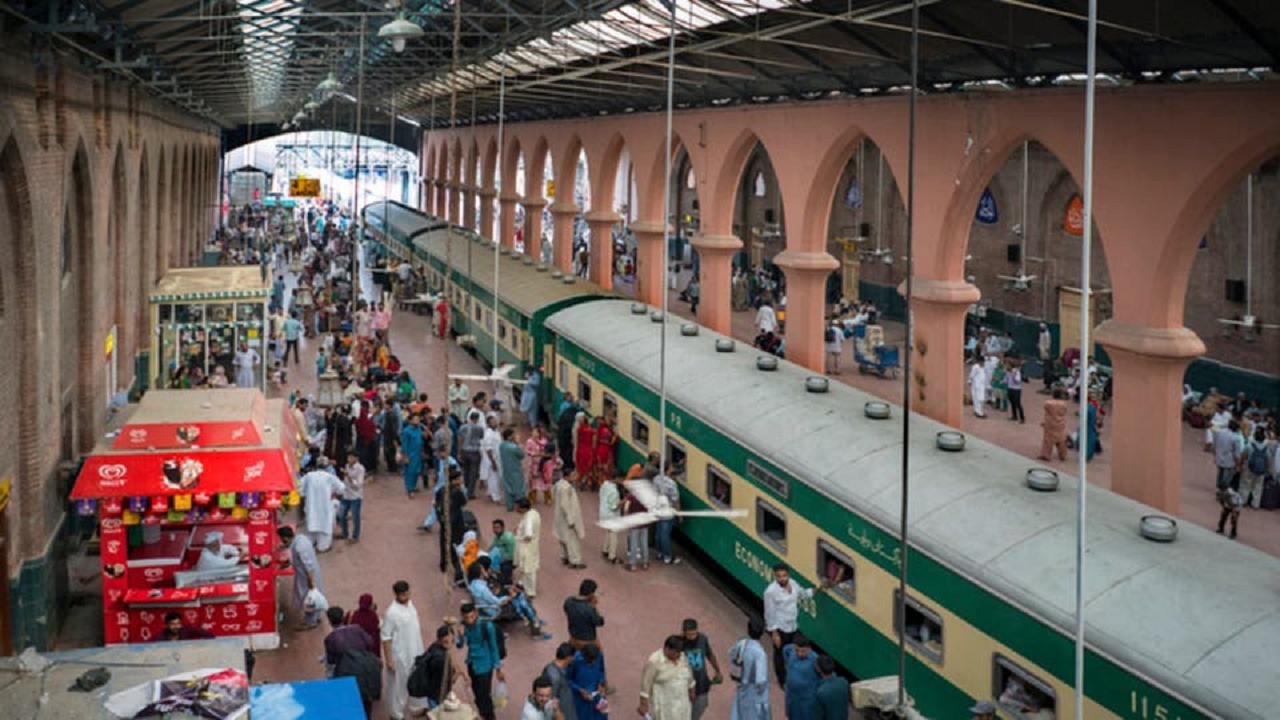 مقتل 30 شخص باصطدام قطارين في باكستان