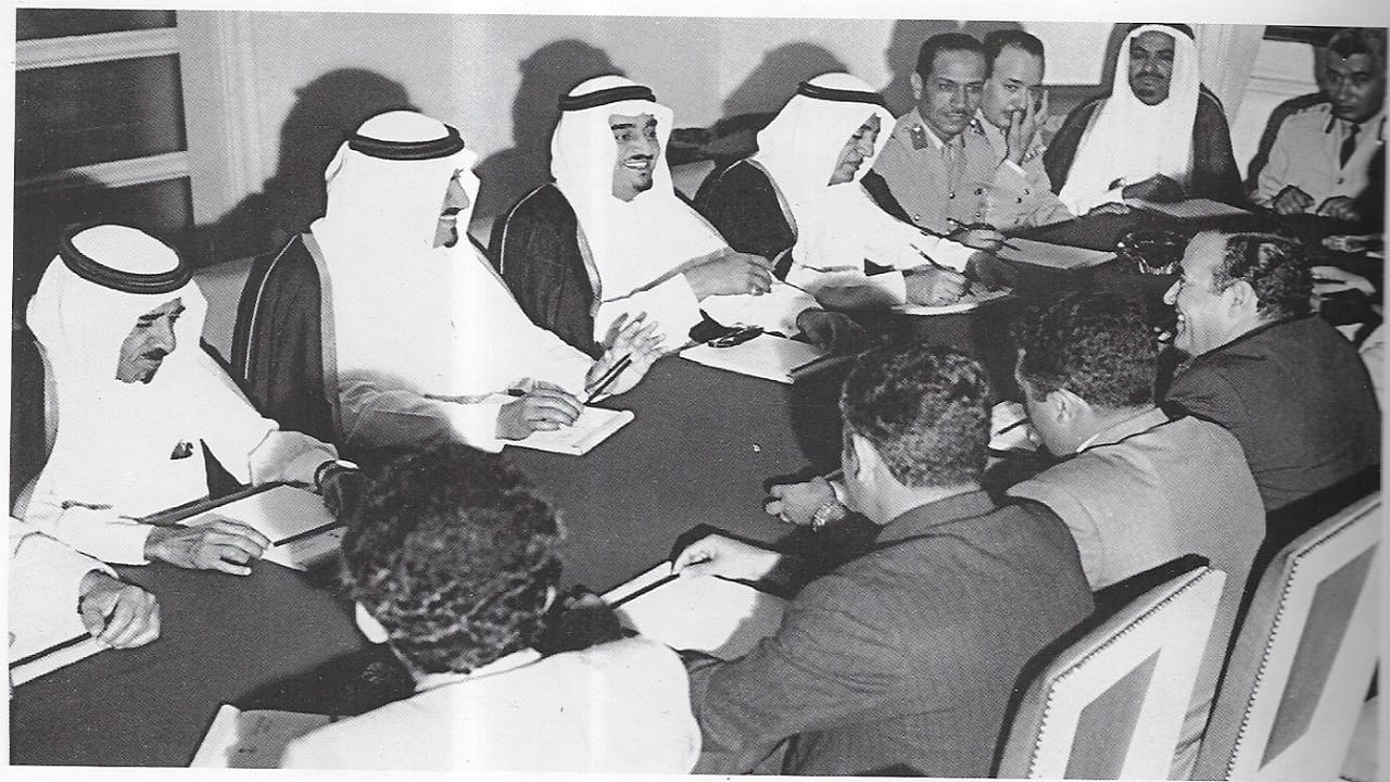 صورة تاريخية للملك فهد أثناء اجتماعه مع وفد يمني برئاسة العيني قبل 50 عاما