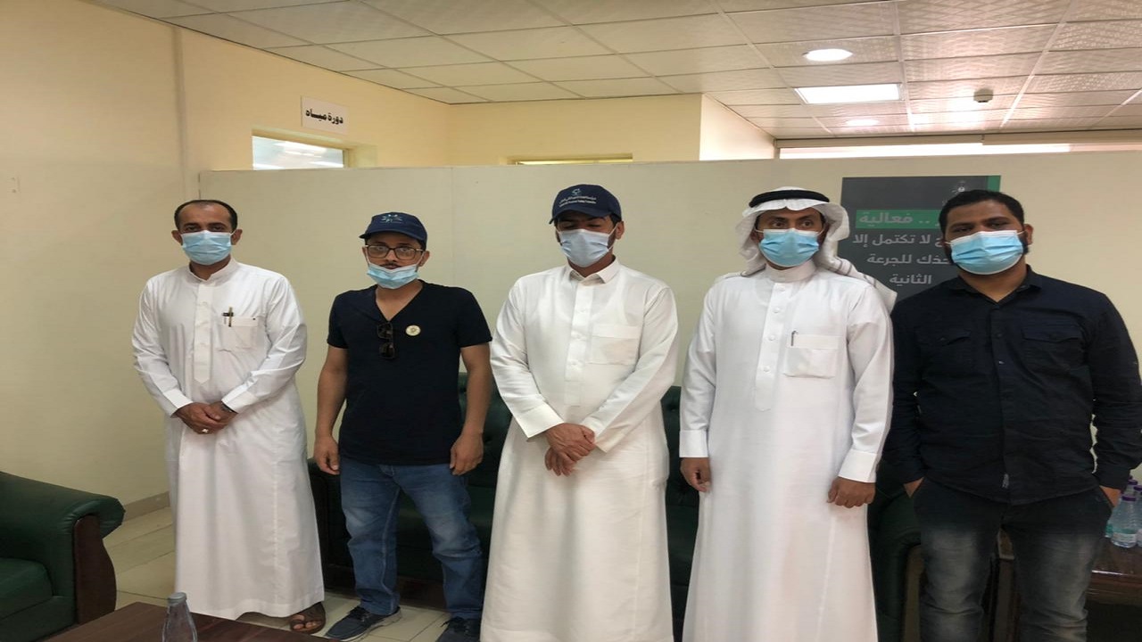 المستشفى العسكري بالجنوب ينظم حملة تطعيم لمنسوبي تقني عسير ضد فيروس كورونا