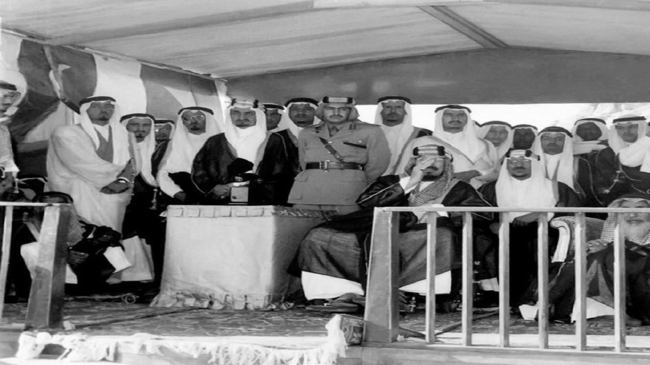 صورة نادرة للملك عبدالعزيز وعدد من أبنائه الأمراء
