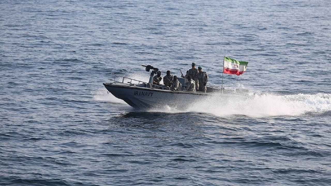 حريق هائل على متن سفينة حربية إيرانية وإجلاء جميع أفرادها
