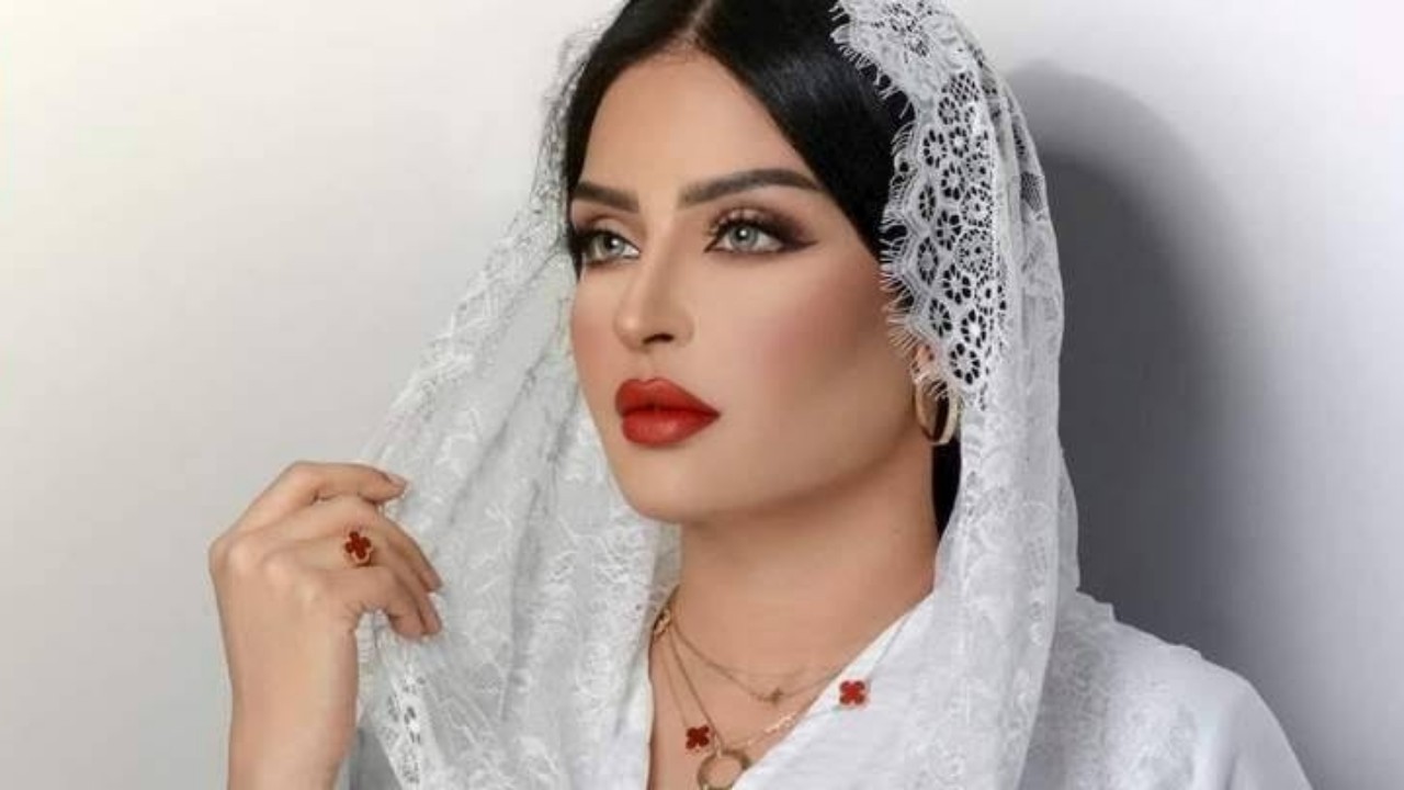 بدور البراهيم تهاجم متابعيها بعد سؤالها عن عدم الظهور مع أشقائها