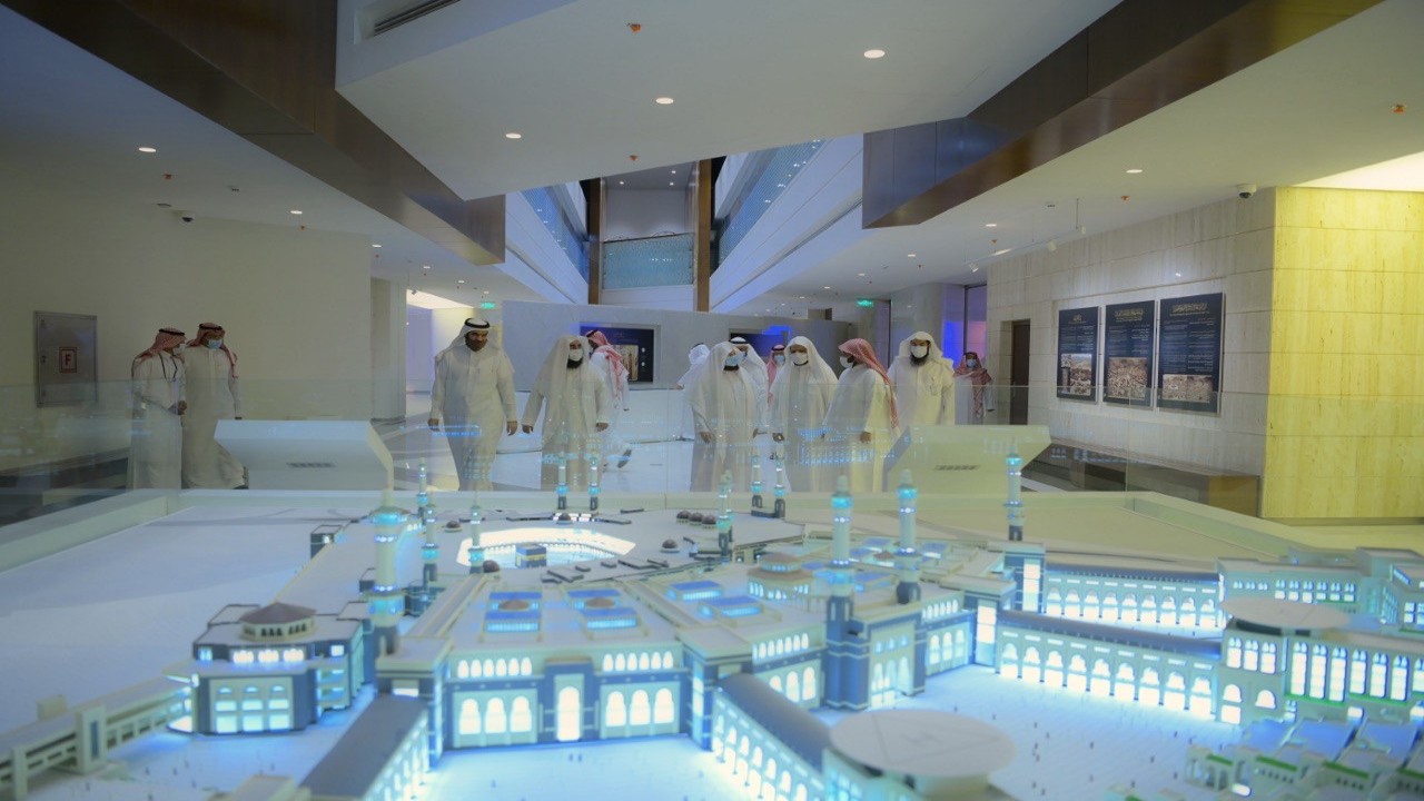 بالصور.. «السديس» يتفقد العمل في معرض عمارة المسجد النبوي استعدادًا لافتتاحه