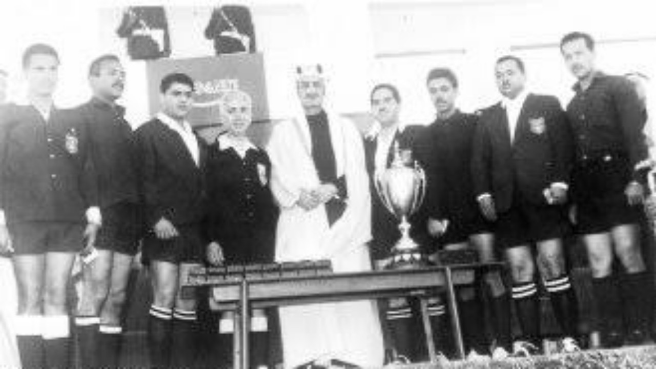 صورة تذكارية نادرة للملك فيصل يحيط به مجموعة من حكام كرة القدم