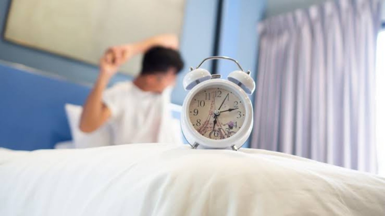 الاستيقاظ قبل الوقت المعتاد بساعة يقلل خطر الإصابة بالاكتئاب