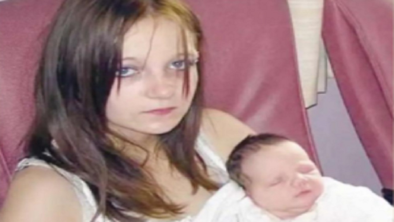 طفلة بريطانية تضع مولودها الأول وهى في سن 11 عامًا