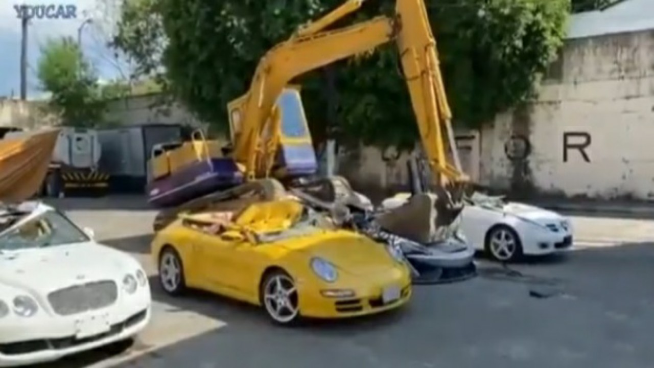بالفيديو.. لحظة تدمير عدد من السيارات الفاخرة بسبب محاولة تهريبها بشكل غير قانوني