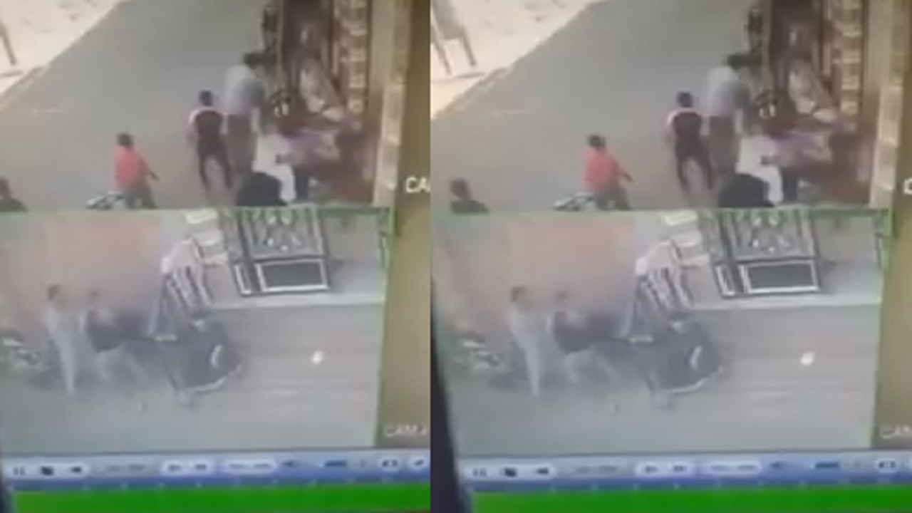 بالفيديو.. ضرب وسحل امرأة على يد شابين وسط الشارع