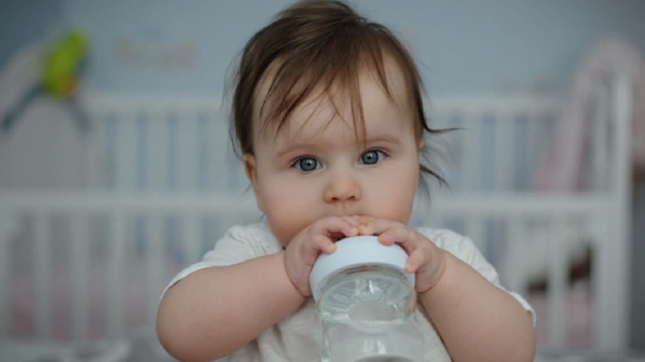 خبراء يوضحون أضرار شرب الماء للطفل حديث الولادة: &#8220;قد تكون قاتلة&#8221;