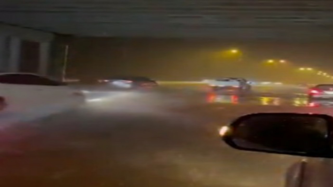 أمطار غزيرة تهطل على أنحاء متفرقة في جازان &#8220;فيديو&#8221;