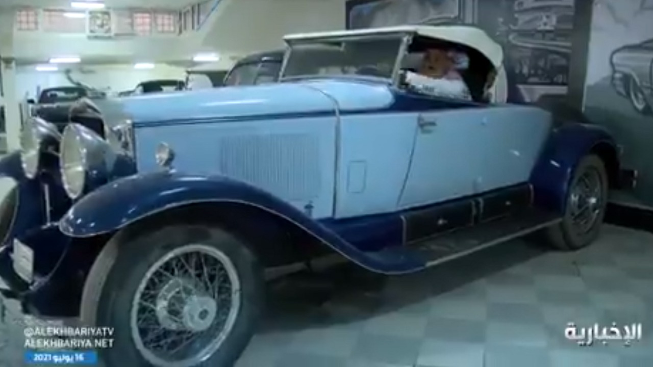بالفيديو.. مواطن يقتني سيارات نادرة في العالم